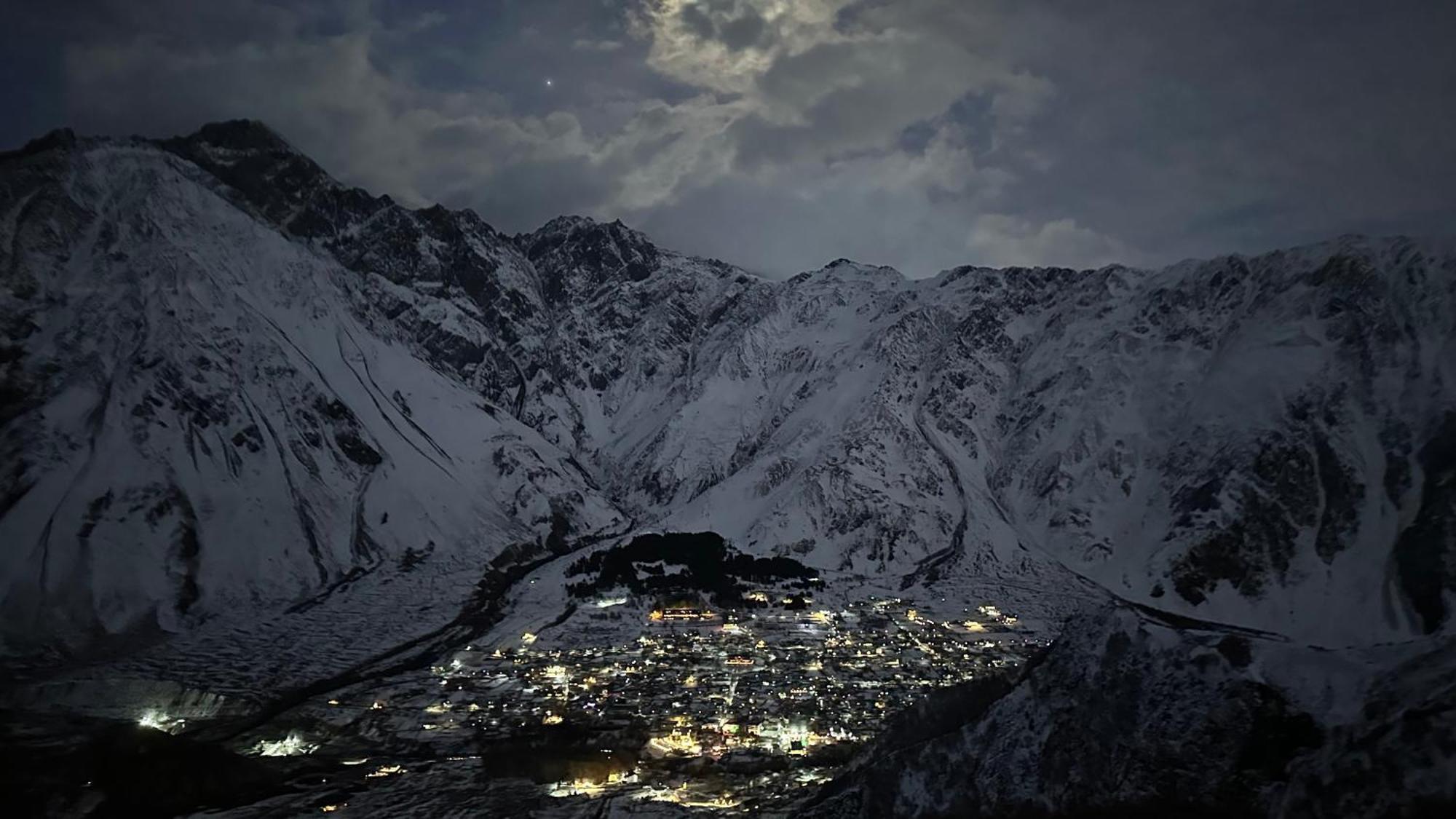 Hotel Axien Kazbegi エクステリア 写真
