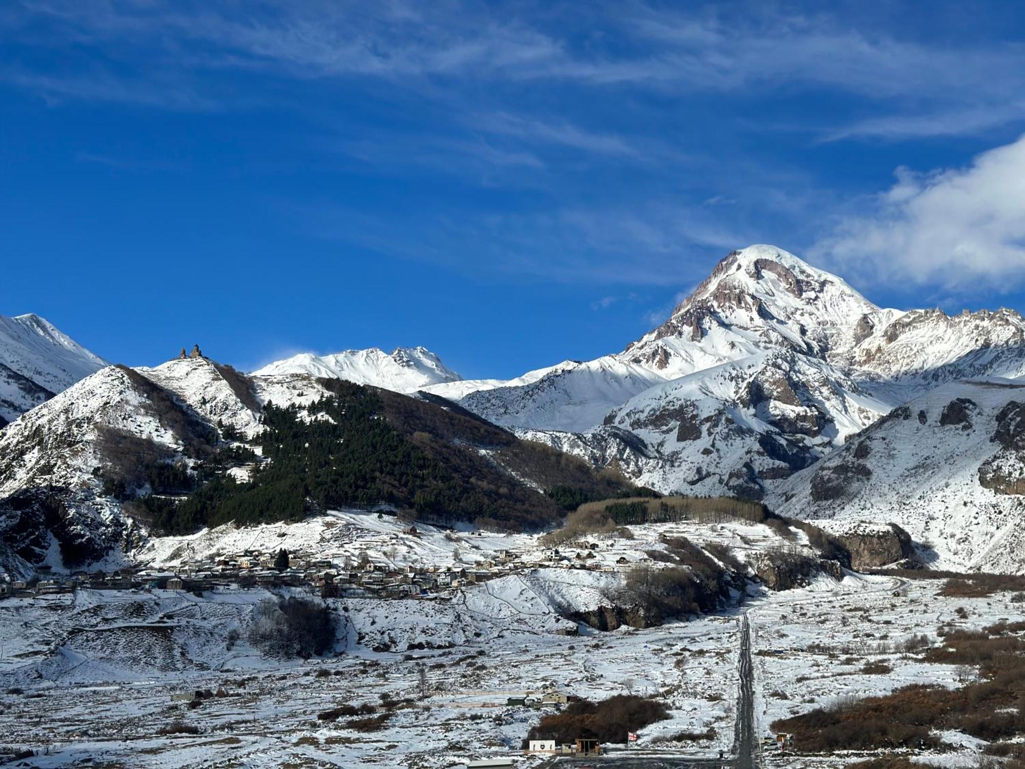 Hotel Axien Kazbegi エクステリア 写真