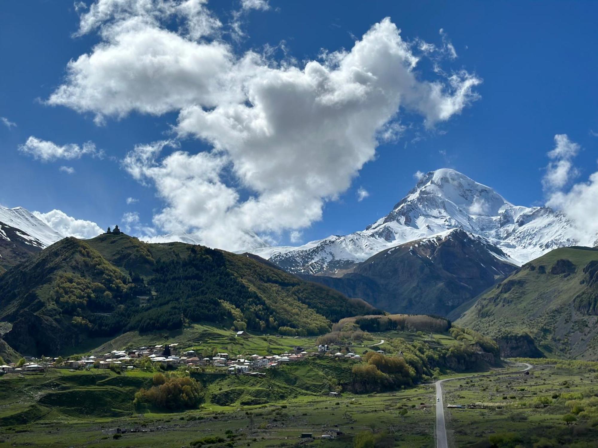 Hotel Axien Kazbegi エクステリア 写真