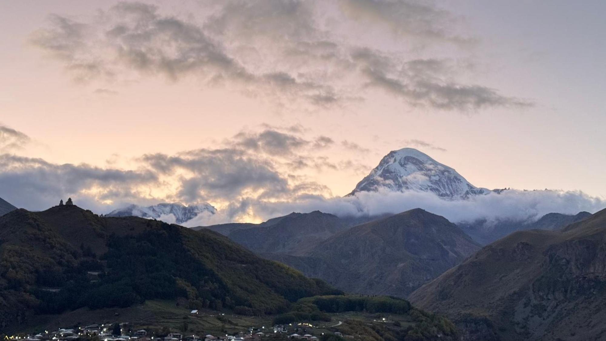 Hotel Axien Kazbegi エクステリア 写真